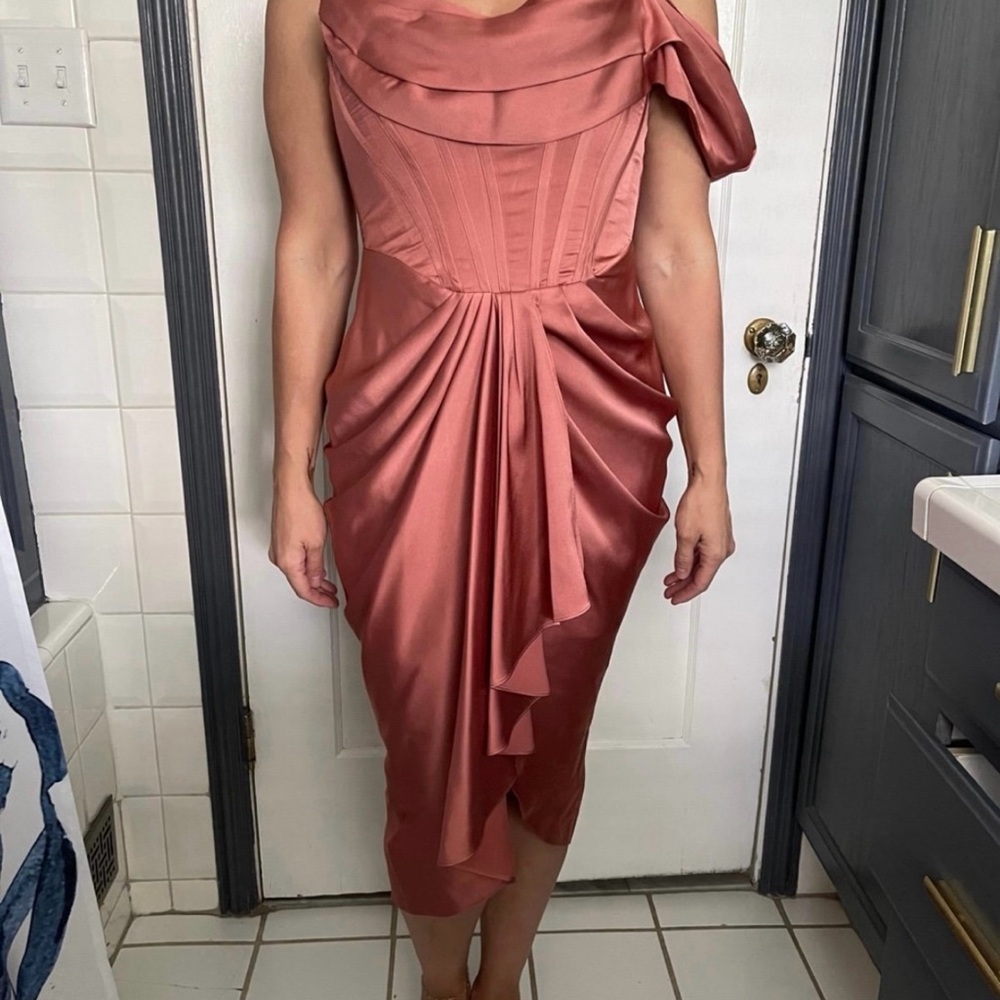 House of CB London NWOT
Janis One-Shoulder Draped
Satin Dress Rouge Large